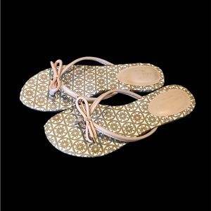 ♠️ Kate Spade Bow Flip Flops Baby pink & Cream w/Gold charms Size 7